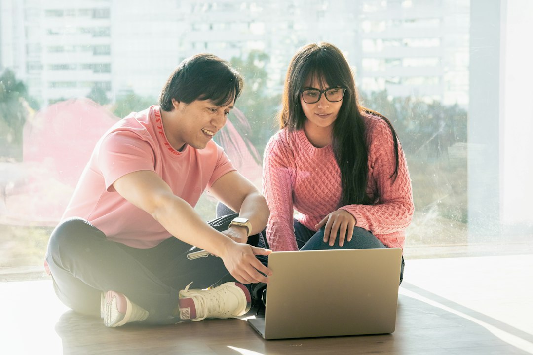 Dos personas compartiendo sus planes mientras miran una computadora portátil.